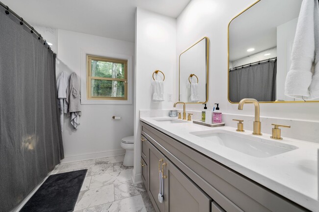 Building Photo - Home for rent in Homewood