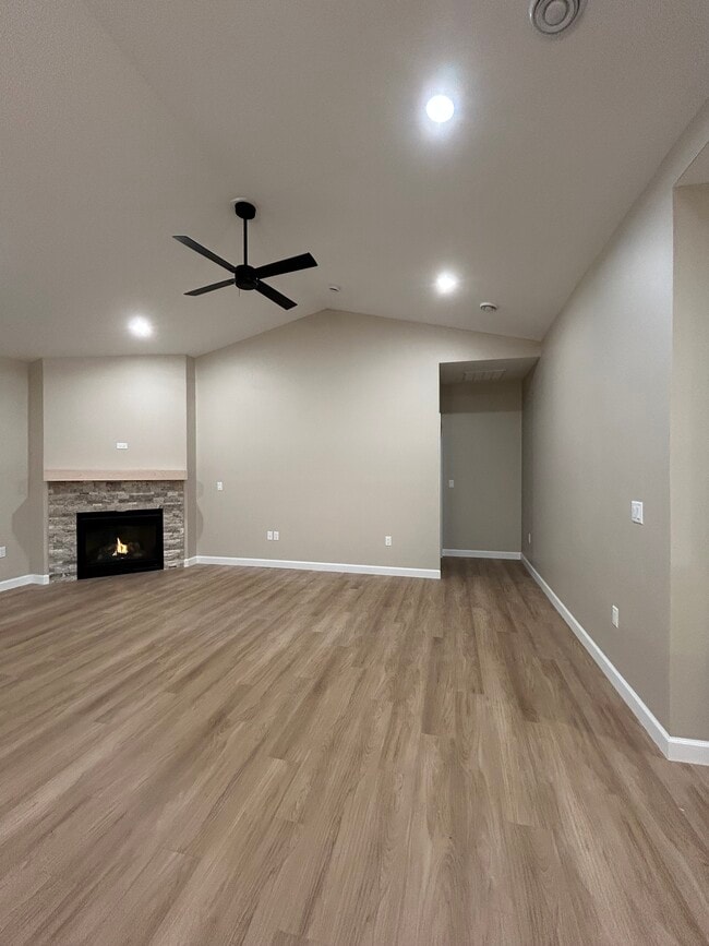 Building Photo - 1112 Reserve St N