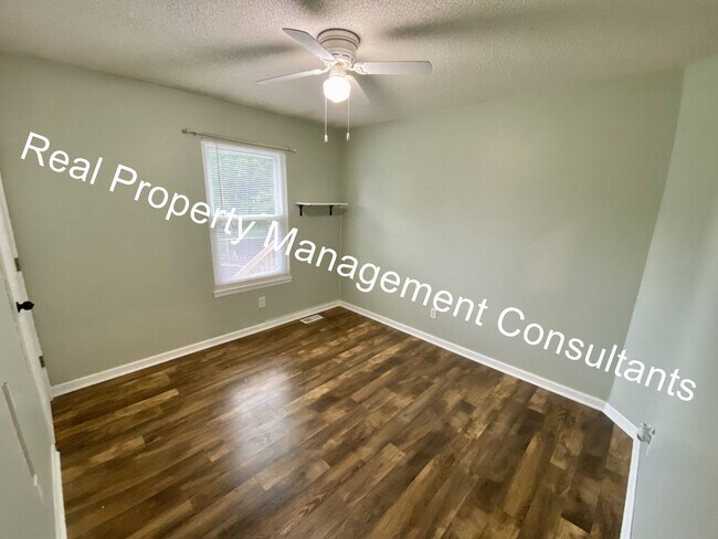 Building Photo - California Split-Level in Lee's Summit Sch...