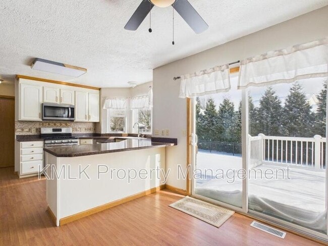 Building Photo - 411 Treeview Dr