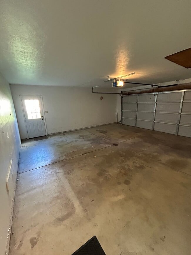 Building Photo - 8659 Groveside Dr