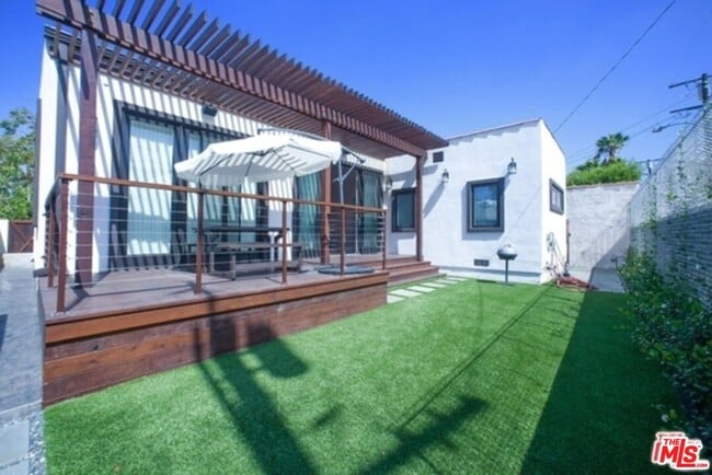 Building Photo - 248 S La Peer Dr