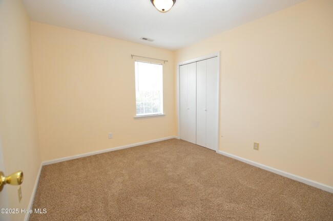 Building Photo - 260 S Creek Dr