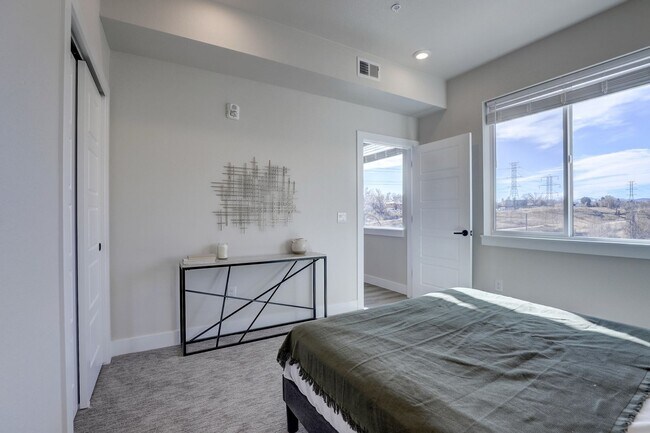 Building Photo - Modern 2 bedroom 2 bathrooms available in ...