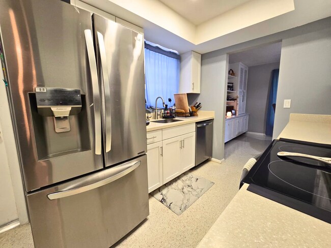 Building Photo - Charming 2 Bed/ 2 Bath Home w/ Garage in Sarasota
