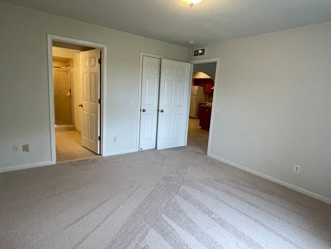 Building Photo - Shelby Township, 3-bedroom, 2-bath, Attach...