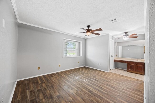 Building Photo - 16910 Glen Eagle Dr N