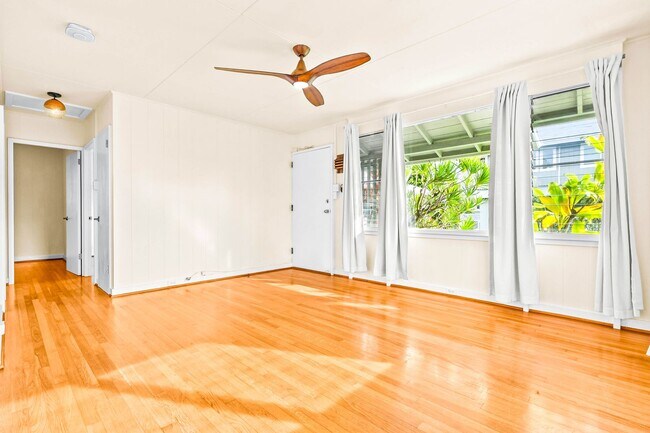 Building Photo - Charming 2/1 Cottage on a Quiet Lane in Ka...