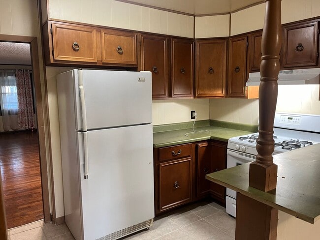 Building Photo - Clean 2 Bedroom home with hardwood flooring & large backyard