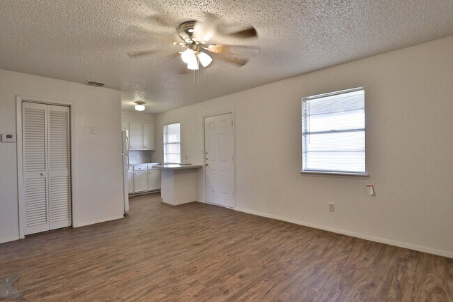 Building Photo - Adorable 2 bedroom apartment!