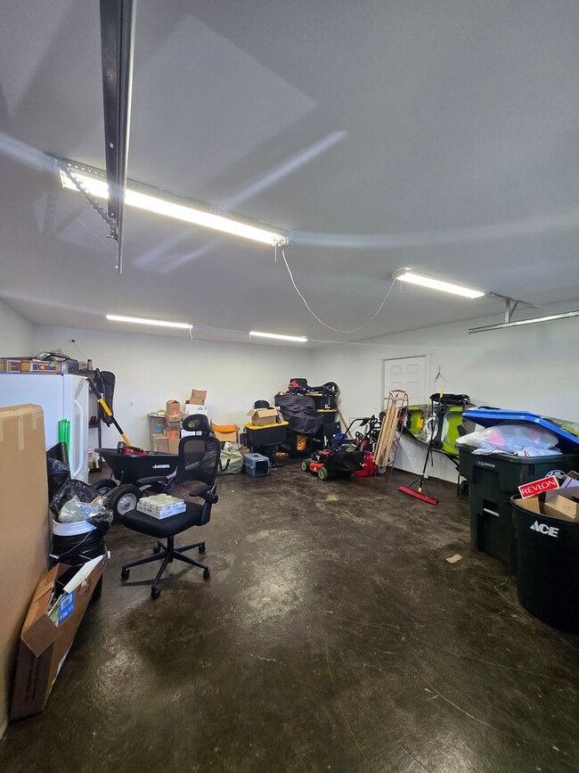 Building Photo - 3 Bedroom 2 Bath with Garage in Mossyrock