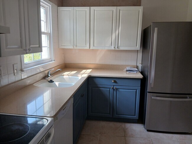 Building Photo - 2241 Sedgewick Dr
