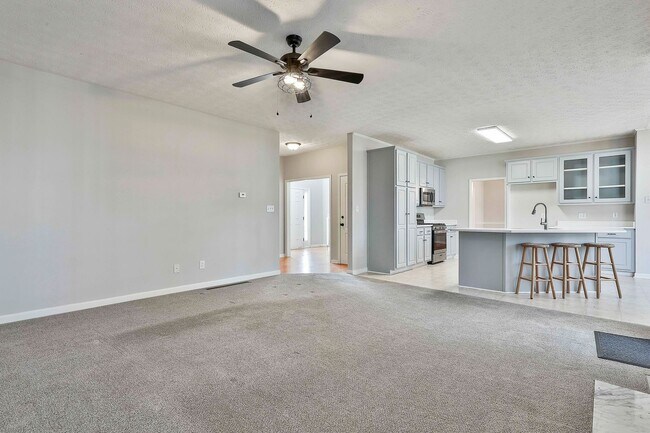 Building Photo - 4 Bed 2.5 bath in Fayette close to Everything!