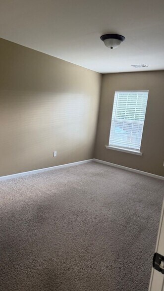 Building Photo - 505 Chartwell Dr