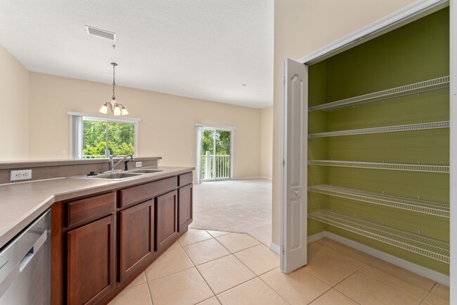 Building Photo - Nice 2/2 Condo w/Garage in Villas of East ...