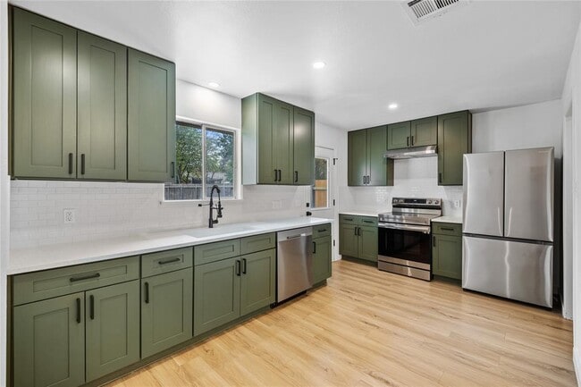 Building Photo - 2207 Southern Oaks Dr