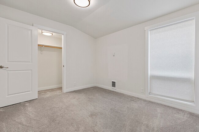 Building Photo - 6629 S Pine St