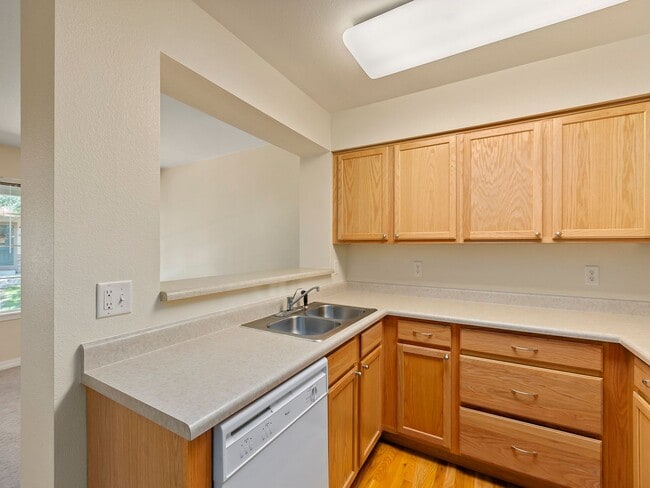 Building Photo - Beautiful 2 Bed 2.5 Bath Townhouse in SE F...