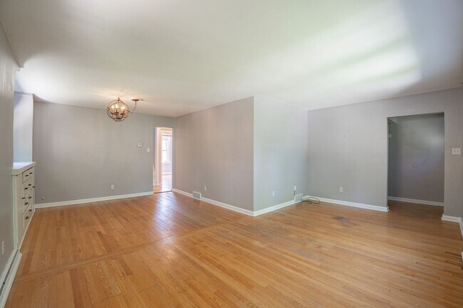 Building Photo - 2 Bed Home in the Heart of Whitefish Bay