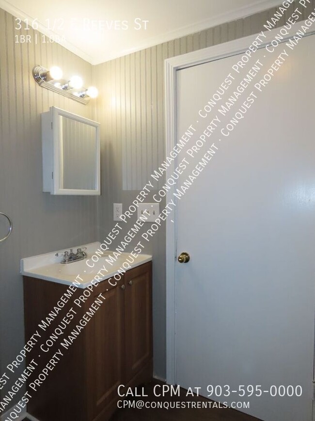 Building Photo - Unique Studio Apartment Near Hospital Dist...