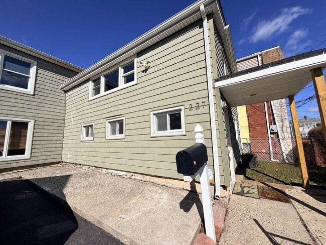 Building Photo - Move in ready, spacious, 4 bedroom, 3 bath single-family home available for rent in Hackensack, NJ.