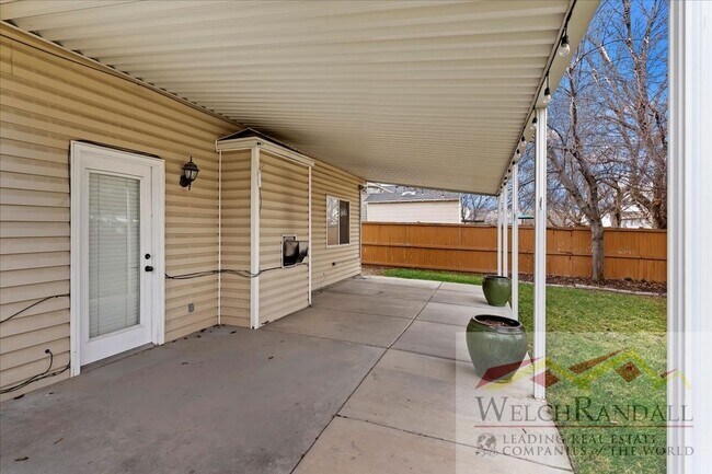 Building Photo - Stunning 5-Bedroom Home in Sandy – Move-In Ready