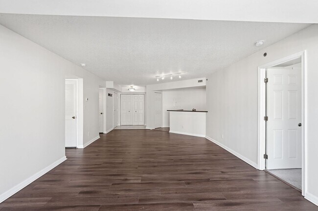 Building Photo - Updated 2BR Condo in Old Town Alexandria - 2 blocks to Metro