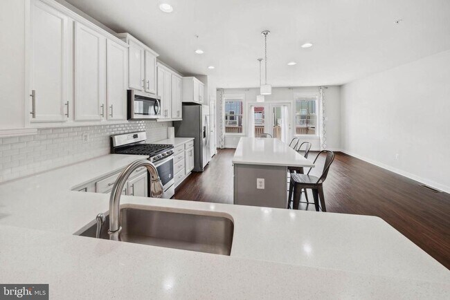 Building Photo - 817 Badger Ave