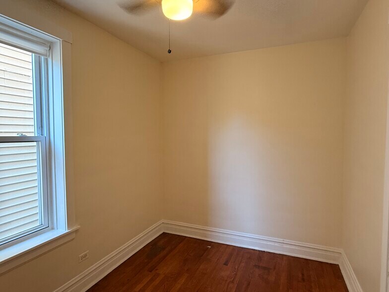 Building Photo - 3423 N Ridgeway Ave
