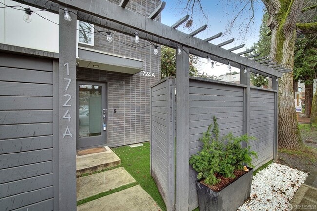 Building Photo - 2Bd/1.75Ba Seattle Townhouse