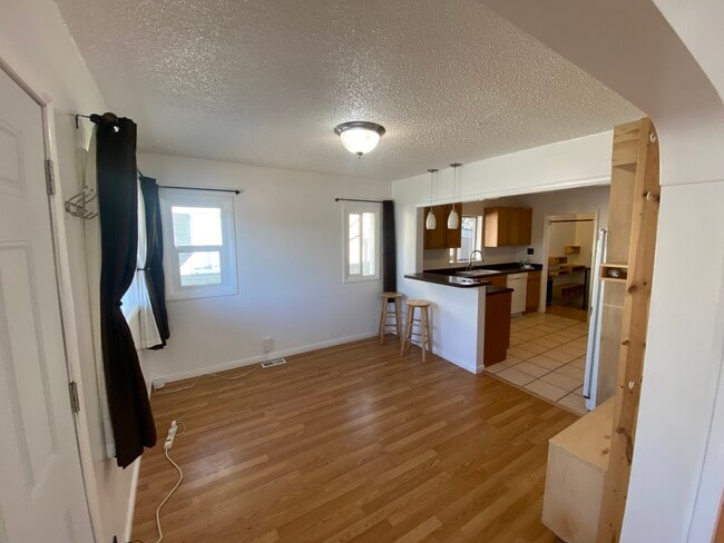 Building Photo - 160 E Leslie Ave