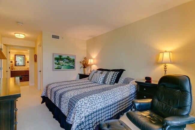 Building Photo - Fully Furnished 2 bedroom in Waikiki! One-...