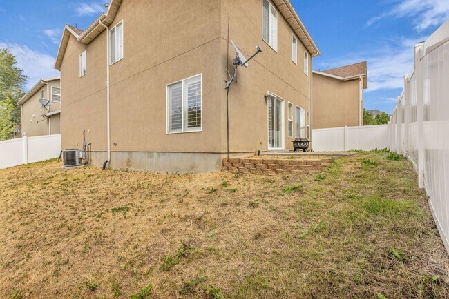 Building Photo - Modern 2-Bedroom, 2.5-Bath Townhome with Two-Car Garage & Private Backyard in South Ogden