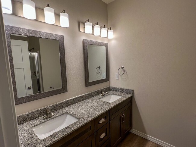 Building Photo - NEW LUXURY 3 BED 2 BATH 2 CAR GARAGE DUPLEX