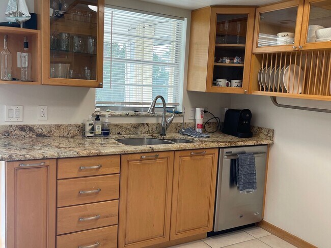 Building Photo - 1337 Center Ln