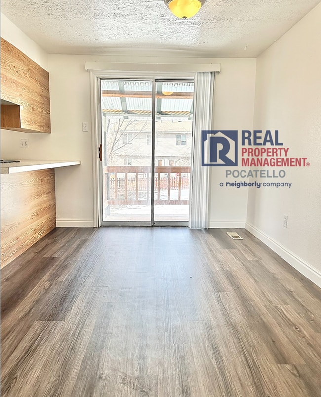 Building Photo - Spacious 4 Bed / 2 Bath Duplex | Garage + Split-Level Layout | Pet Negotiable