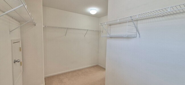 Building Photo - 2080 Mariposa Dr