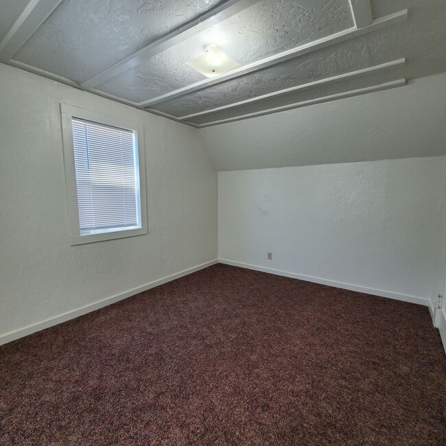 Building Photo - Newly Renovated 1 Bedroom Home with 2 Car ...