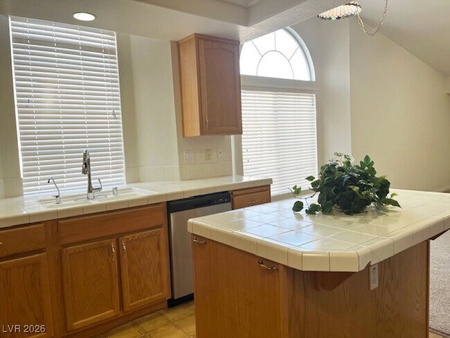 Building Photo - 16 Oak Hollow Ct