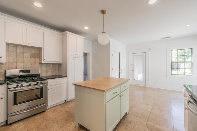 Building Photo - CHARMING and UPDATED 3/2 in The Cultural District