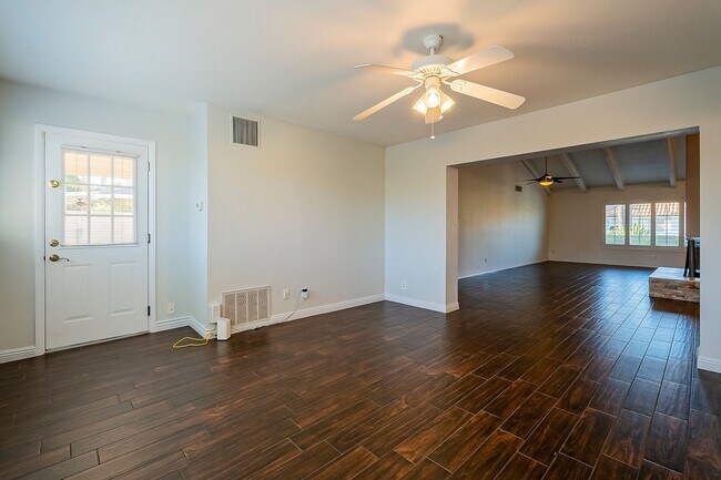 Building Photo - Three Bedrooms & POOL in 85254!
