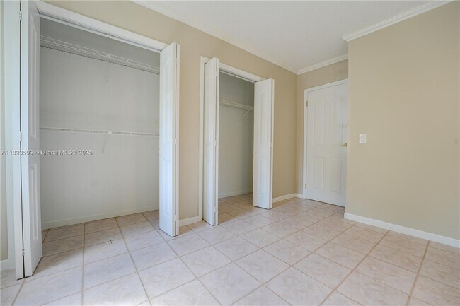 Building Photo - 2401 SW 58th Manor