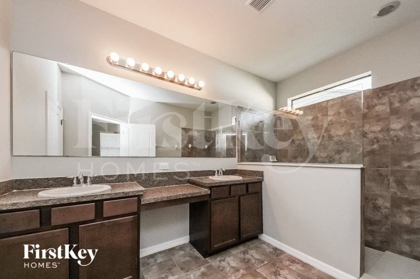 Building Photo - 4705 Blackthorn Cir
