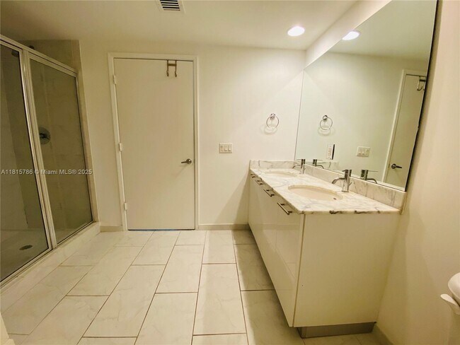 Building Photo - 950 Brickell Bay Dr