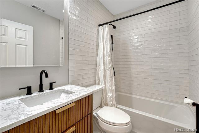Building Photo - 9885 Greensview Cir
