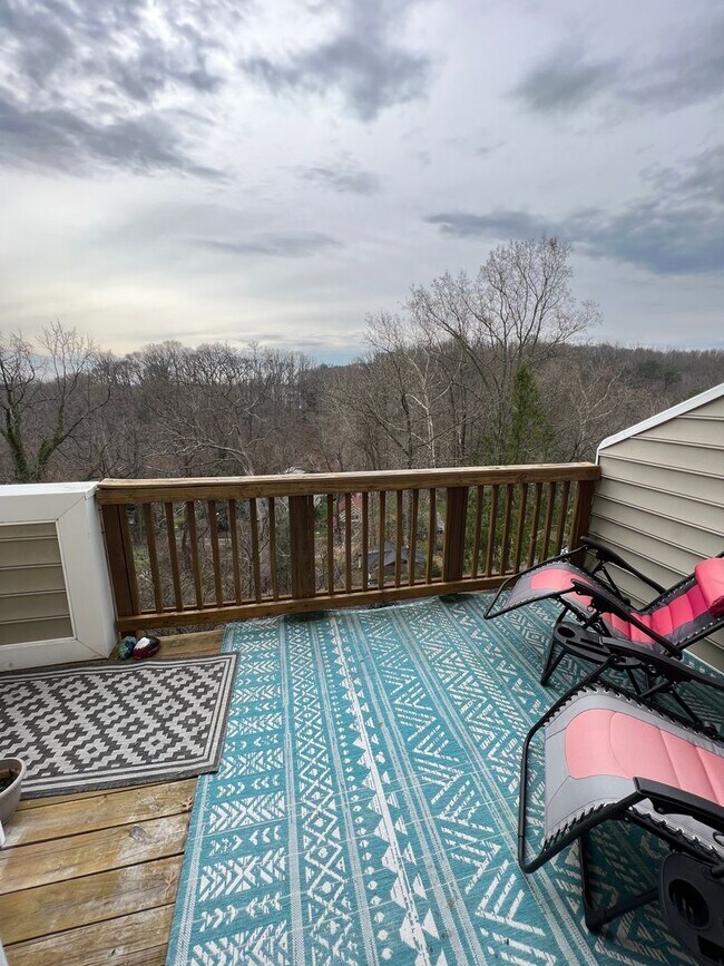 Building Photo - Stunning 2 bedroom and 3 Bathroom Townhome Style Condo / w Pool