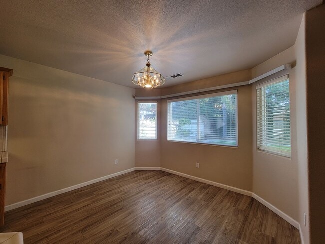 Building Photo - 3 Bedroom 2 Bathroom in NE Visalia!