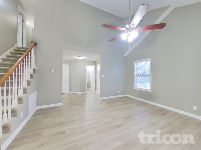 Building Photo - 1335 Loren Circle