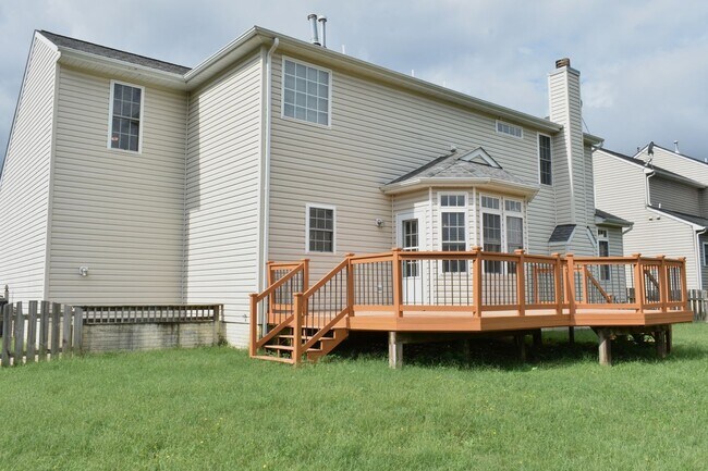 Building Photo - Bright & Spacious Home in Fredericksburg!
