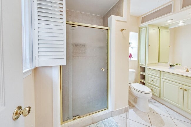 Building Photo - Nice SF 4bed+ 3 bath / close to Metro